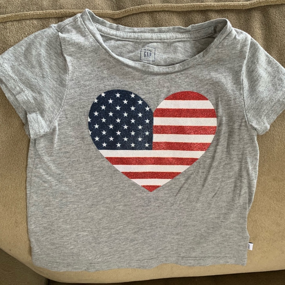 🌻 Gap American Flag Heart T-shirt